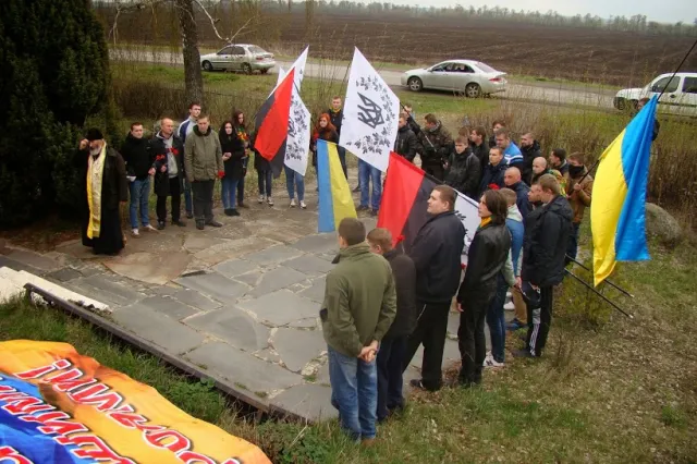 Футбольні фани, активісти «Нової сили» та священники вшанували пам’ять Героїв Коліївщини (Фоторепортаж) — фото 2