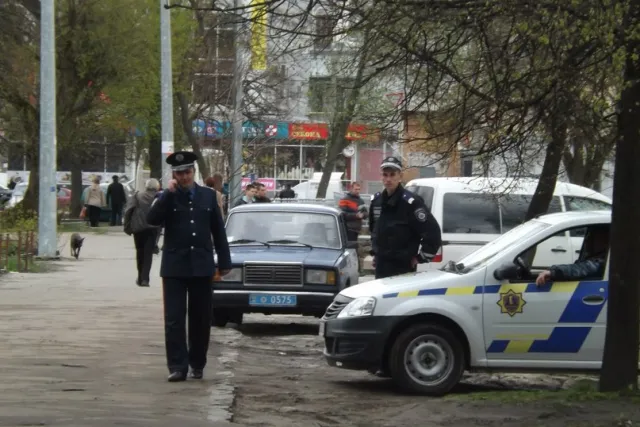 В центрі Житомира пікетували російський банк (Фото) — фото 3
