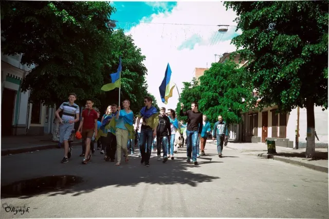Близько сотні молодих людей пройшлися мирною ходою центром Житомира (Фото) — фото 1