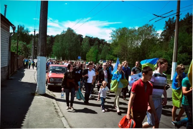 Близько сотні молодих людей пройшлися мирною ходою центром Житомира (Фото) — фото 2