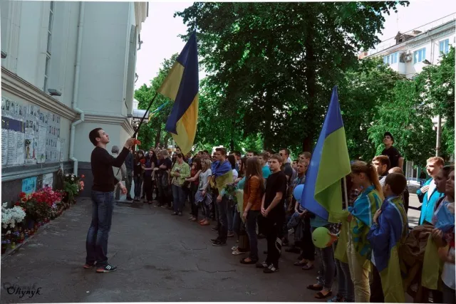 Близько сотні молодих людей пройшлися мирною ходою центром Житомира (Фото) — фото 3
