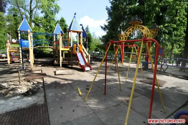 У житомирському парку знову з’явилися гірки та гойдалки на ігровому майданчику «Рошен» (Фото) — фото 3