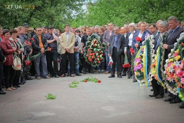 Житомиряни прощалися із трьома десантниками які загинули під Краматорськом (Фоторепортаж) — фото 6