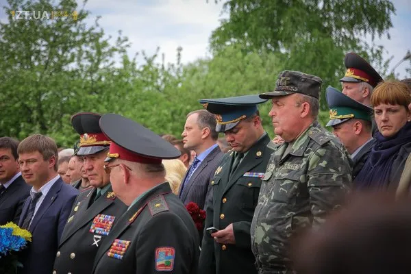 Житомиряни прощалися із трьома десантниками які загинули під Краматорськом (Фоторепортаж) — фото 7