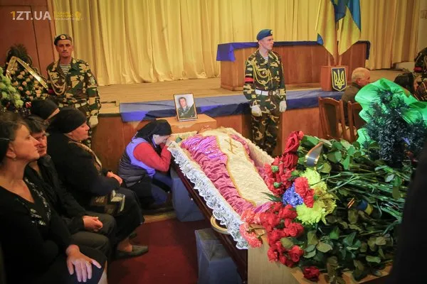 Житомиряни прощалися із трьома десантниками які загинули під Краматорськом (Фоторепортаж) — фото 8