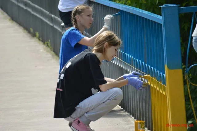 Активісти пофарбували пішохідний міст у національні кольори (Фото) — фото 1