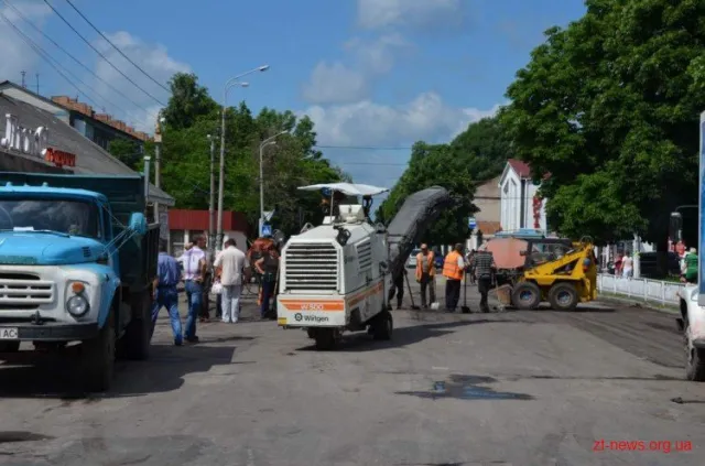 На вулиці Домбровського розпочали капітальний ремонт асфальтного покриття (Фото) + (Відео) — фото 4