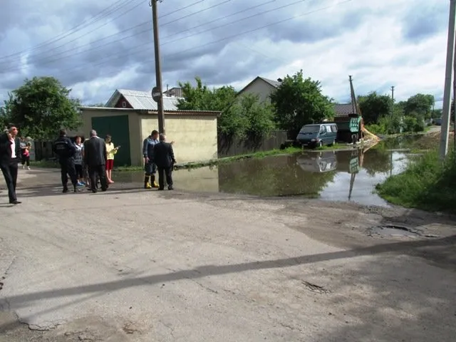 Рятувальники відкачують воду з підтоплених будинків — фото 1