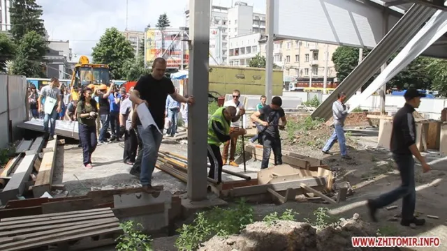 Активісти знесли паркан на будівництві АТБ (Фоторепортаж) + (Відео) — фото 4