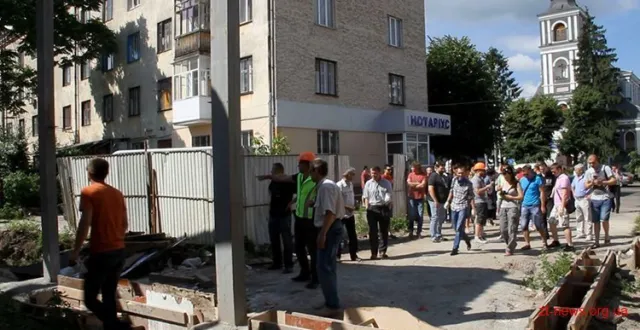 Активісти продовжують розбирати недобудований супермаркет АТБ (Фото) — фото 1