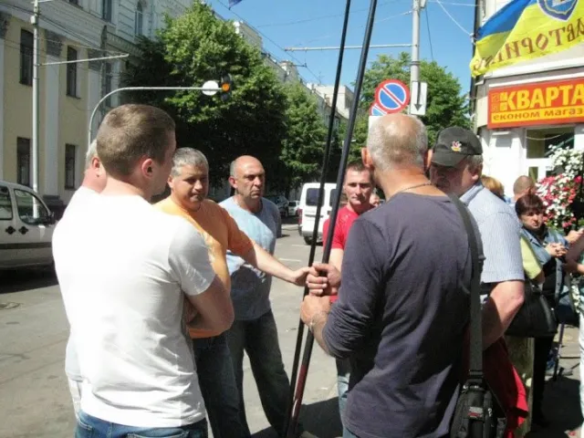 У Житомирі біля міської ради мітингують «Трезвый Житомир» та автобазар (Фоторепортаж) — фото 4