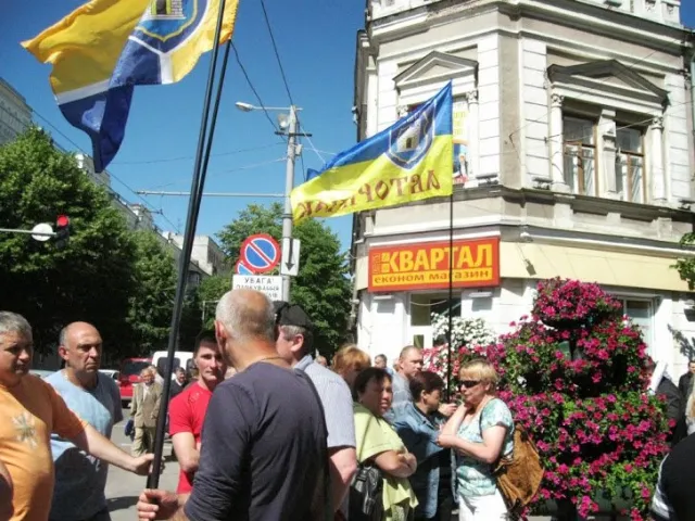 У Житомирі біля міської ради мітингують «Трезвый Житомир» та автобазар (Фоторепортаж) — фото 5