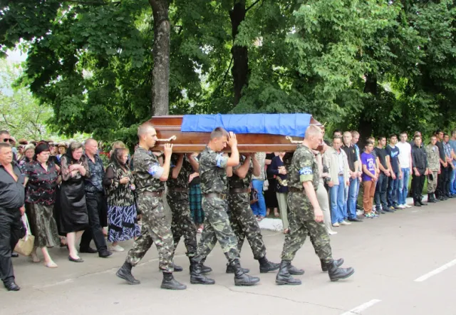 Сьогодні поховали 20-річного сержанта (Фото) — фото 3