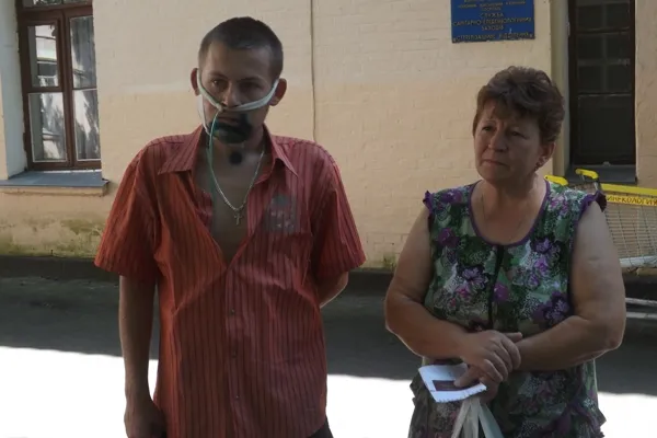 Після поранення в зоні АТО, чоловік їсть через трубку і пише прохання на папері (Фото) + (Відео) — фото 2