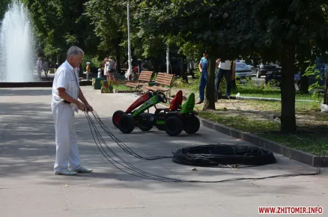 На Старому Бульварі міняють ліхтарі та встановлюють нові лавки (Фото) — фото 4