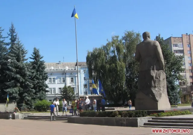 Біля будівлі Житомирської облдержадміністрації зібралося близько двох десятків активістів — фото 4