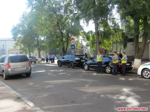Біля будівлі Житомирської облдержадміністрації зібралося близько двох десятків активістів — фото 5