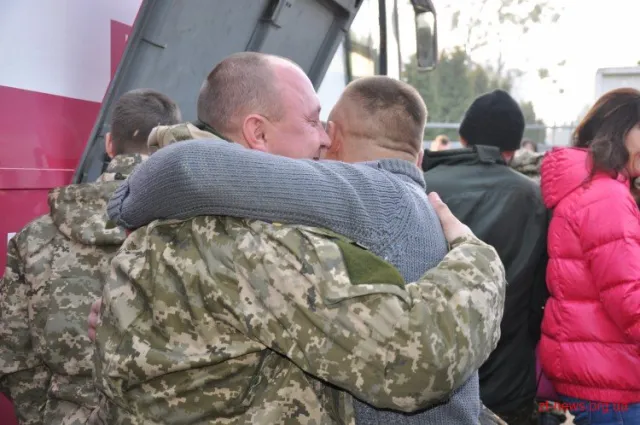 Сьогодні зустрічали бійців 95-ї бригади, які боронили Донецький аеропорт (Фото) — фото 1
