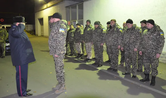 Житомирських працівників ДАІ, які повернулися із зони АТО, зустрічали колеги, рідні та близькі (Фото) — фото 1