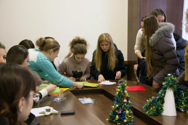 Студенти зібрали близько двох тисяч на подарунки військовим (Фото) — фото 7