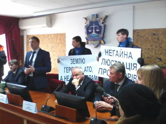 З півсотні активістів прийшли до обласної прокуратури (Фото) — фото 3