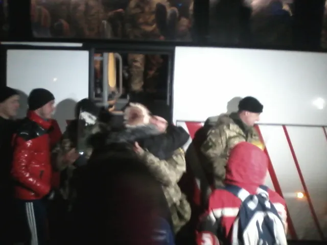 До Житомира вночі повернулись два автобуси з десантниками 95-ї бригади (Фото) + (Відео) — фото 1