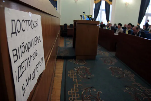 Під Житомирською мерією кілька десятків людей протестують проти підвищення вартості проїзду (Фото) + (Відео) — фото 2