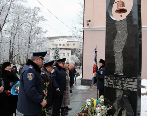 У Житомирі пролунав символічний дзвін Чорнобильської пам'яті (Фото) — фото 2