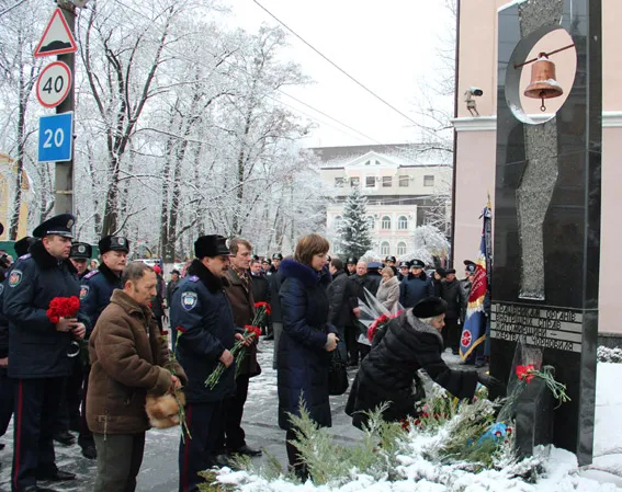 У Житомирі пролунав символічний дзвін Чорнобильської пам'яті (Фото) — фото 3