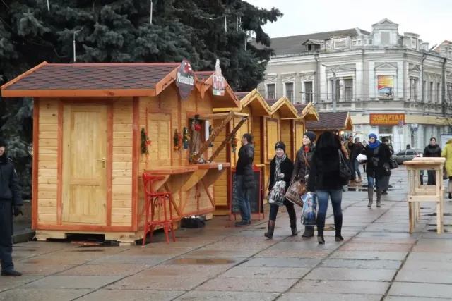 В Житомирі навколо головної ялинки на майдані Корольова організували справжній різдвяний ярмарок (Фото) — фото 6