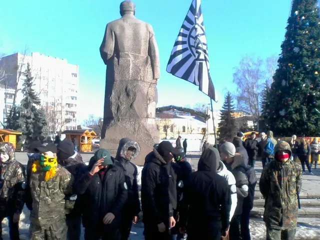 Кількадесят активістів пікетували Житомирську ОДА, вимагаючи звільнення Юрія Хорта (Фото) — фото 1