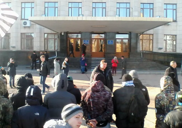 Кількадесят активістів пікетували Житомирську ОДА, вимагаючи звільнення Юрія Хорта (Фото) — фото 2
