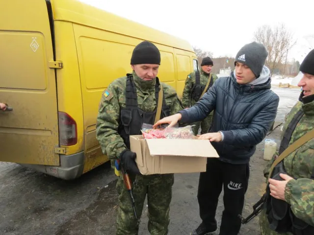 Житомирські волонтери допомагають вихованцям інтернату в зоні АТО (Фоторепортаж) — фото 1