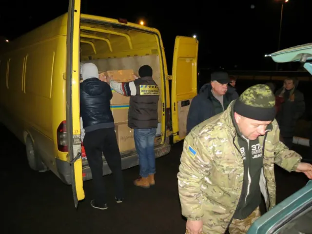 Житомирські волонтери допомагають вихованцям інтернату в зоні АТО (Фоторепортаж) — фото 11