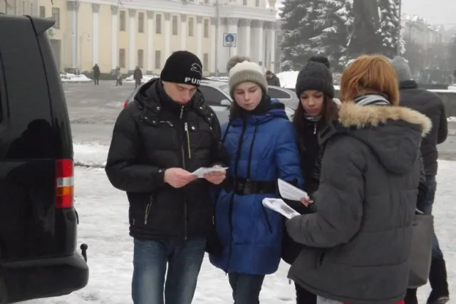 У Житомирі активісти закликали не купувати речі зі шкіри й хутра (Фото) + (Відео) — фото 1