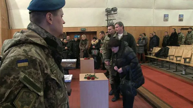 Житомир попрощався із двома бійцями 95-ї бригади (Фоторепортаж) + (Відео) — фото 13