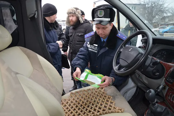 На в'їзді до Житомира затримали водія який перевозив наркотики та боєприпаси (Фото) + (Відео) — фото 1