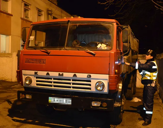 Працівнки ДАІ зупинили викрадений КАМАЗ і повернули його власнику (Відео) — фото 1
