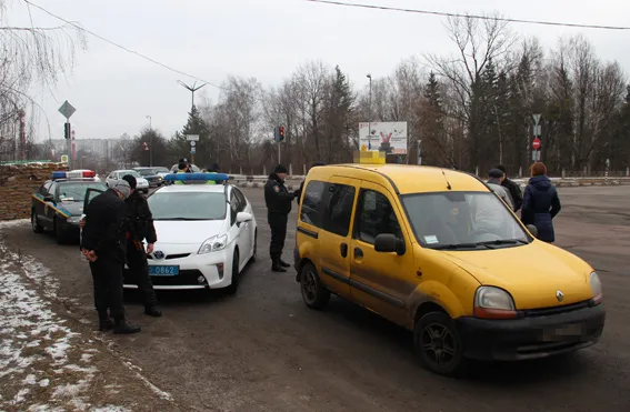 У пасажира таксі виявили три шприци, заповнені наркотичною речовиною — фото 2
