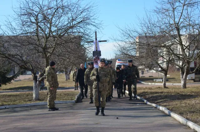 У Житомирі прощалися із військовим 95-ї окремої аеромобільної бригади Анатолієм Стратовичем (Фото) — фото 1