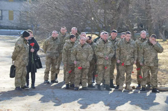 У Житомирі прощалися із військовим 95-ї окремої аеромобільної бригади Анатолієм Стратовичем (Фото) — фото 4