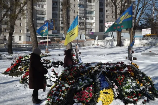 Житомиряни допомогли відновити могилу десантника, яка згоріла напередодні (Фото) — фото 1