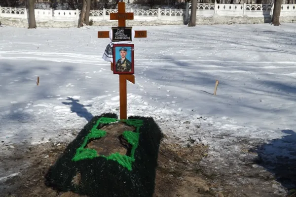 Житомиряни допомогли відновити могилу десантника, яка згоріла напередодні (Фото) — фото 3
