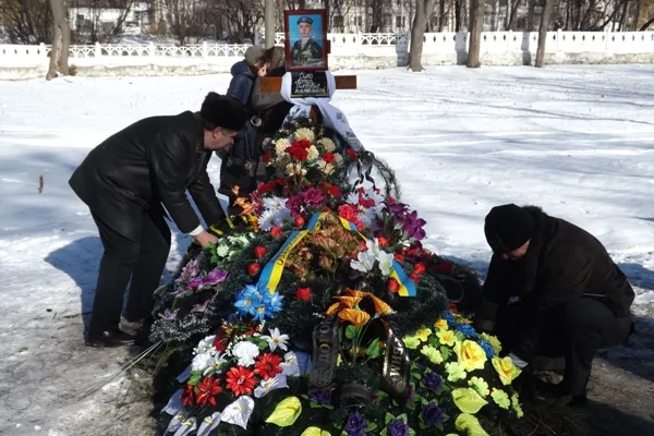Житомиряни допомогли відновити могилу десантника, яка згоріла напередодні (Фото) — фото 4