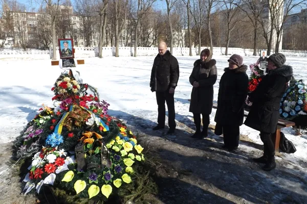 Житомиряни допомогли відновити могилу десантника, яка згоріла напередодні (Фото) — фото 5