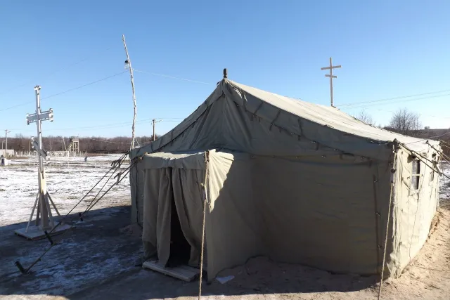 Вже другий тиждень на полігоні під Житомиром функціонує спеціальна польова церква (фото) — фото 3