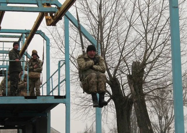 На полігоні під Житомиром продовжується підготовка відмобілізованих десантників (фото) — фото 5