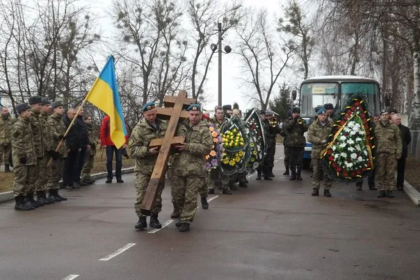 Близько сотні людей прийшли віддати шану та провести в останню путь Володимира Гнатюка (фото) — фото 1