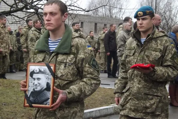 Близько сотні людей прийшли віддати шану та провести в останню путь Володимира Гнатюка (фото) — фото 2