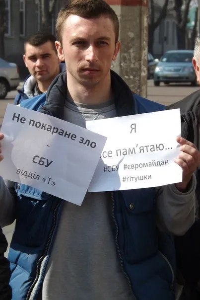 Активісти подарували СБУшникам дерев'яний кілок і часник (фото) — фото 3